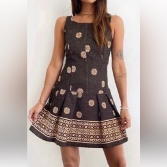 Free People Dresses & Skirts - Free People Sleeveless black beige pleated bottom Tapestry dress with pockets 12